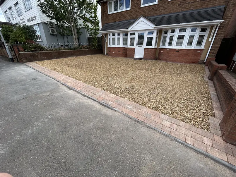 A beautifully finished gravel driveway in Stourbridge, expertly installed by A & J Driveways to enhance kerb appeal and durability.